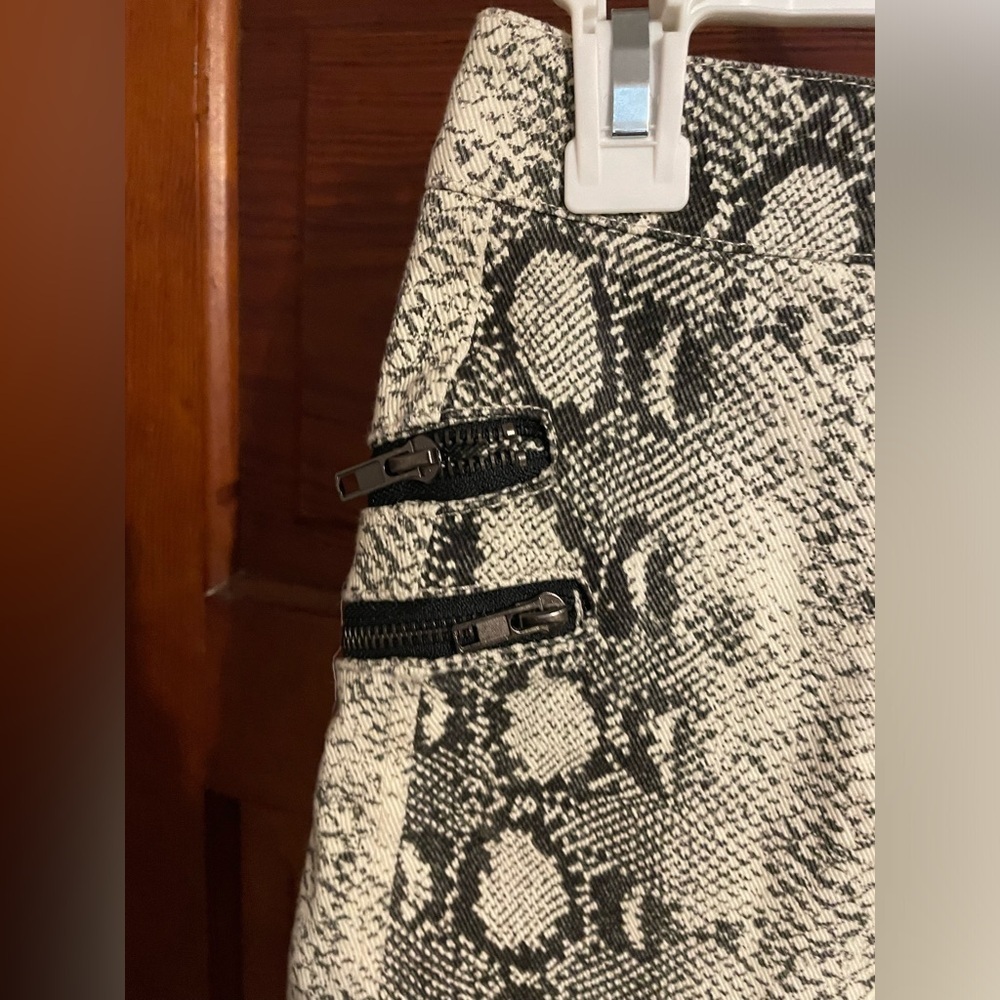 RedBerry Fashion// Francesca‘s Snakeskin Skirt *make offers* - Picture 7 of 8